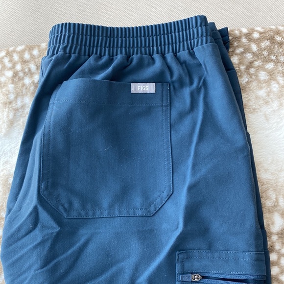 FIGS Yola skinny scrub pants PETITE - Picture 2 of 4